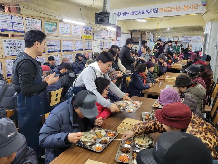 매서운 한파 속 따뜻한 나눔… 대전 동구 무료급식 봉사로 희망 전해 기사 이미지