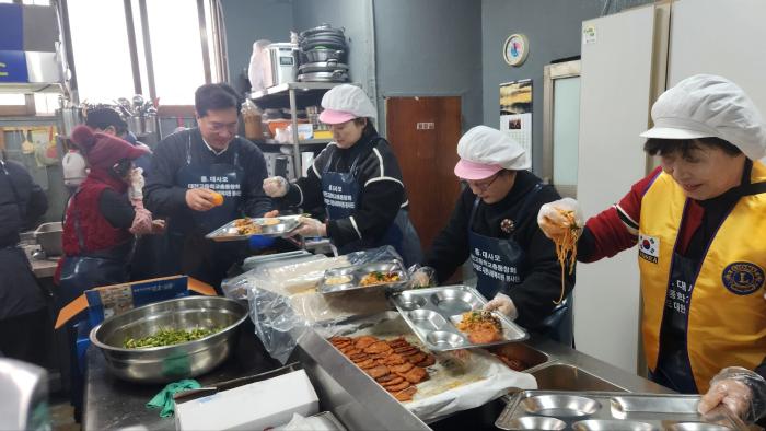 설맞이 따뜻한 나눔… 대전시민협의회·누리푸드 무료급식소에 온정 전해 기사 이미지