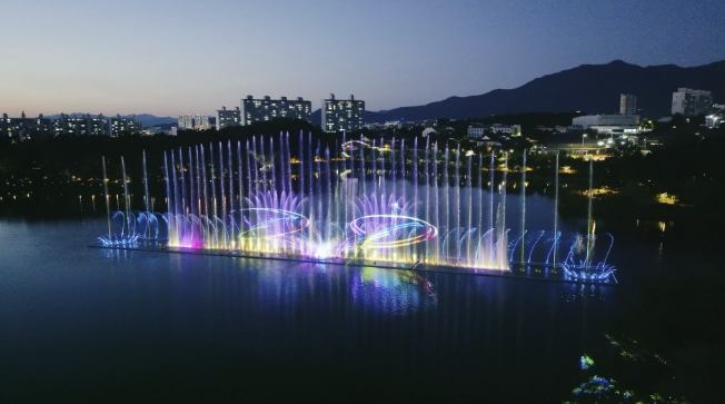 충주 호암지 음악분수, 봄밤 수놓는 야경 명소로 31일 개장 기사 이미지