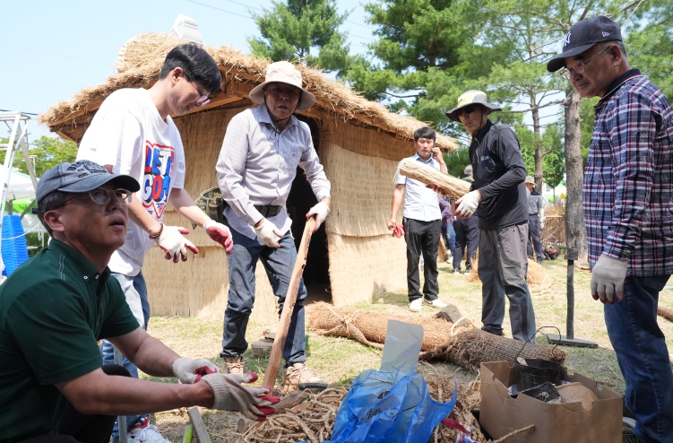 웃음과 나눔으로 막 올린 제27회 음성품바축제...재미·사랑 ‘UP’ 기사 이미지