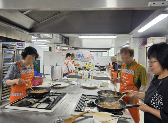 봉화군치매안심센터, 돌봄부담 완화 위한 치매가족힐링프로그램 '행복 플러스! 요리교실' 운영 기사 이미지