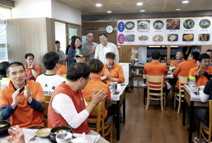 제천시, 폭염에도 현장 지키는 환경미화원 격려 기사 이미지