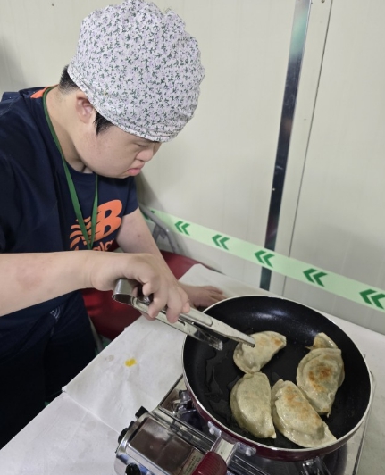 세종사회복지공동모금회, “가스불 무섭던 중증장애인, 이젠 직접 라면·볶음밥 요리해요” 기사 이미지